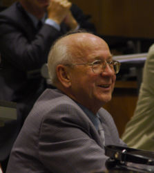 Hobby researcher Menzel at a scientific conference in 2003.