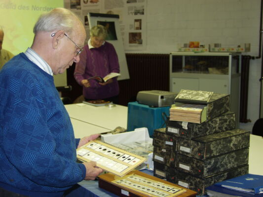 In 2002 Menzel handed over the objects of his many years of research to the university.